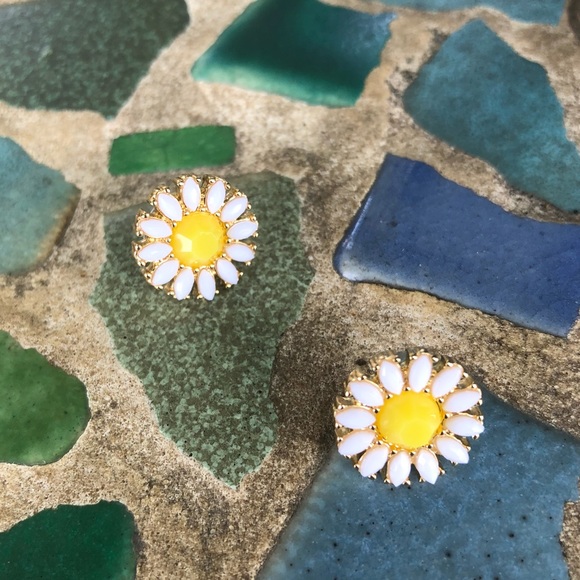 NWT Daisy Flower Stud Fashion Earrings - Picture 5 of 7